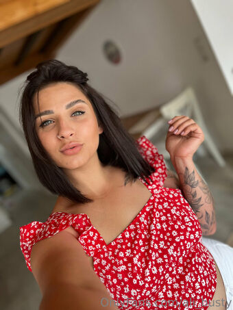 ali_busty