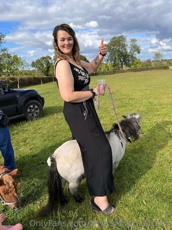 amazonbeth.6foot6
