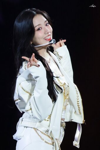 An Yujin 안유진 |