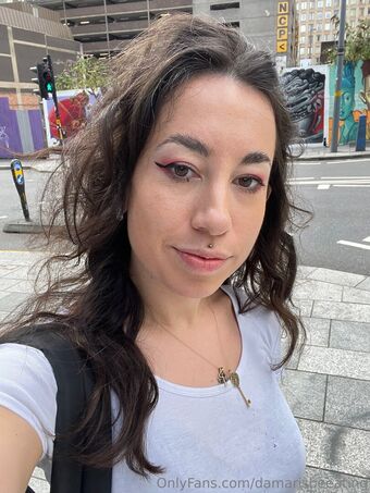 damarisbeeating