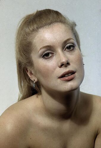 Deneuve Fotografii Nud Scurse OnlyFans 14