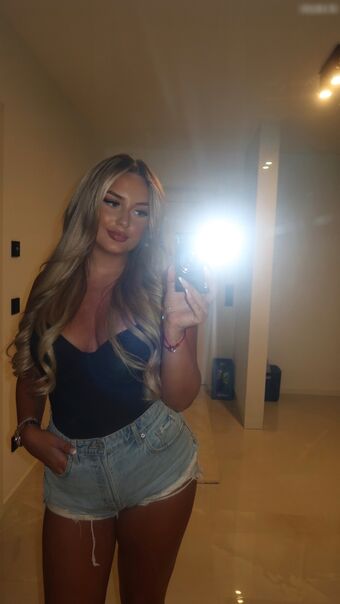 ema.mic Fotografii Nud Scurse OnlyFans 9