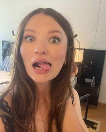 Emily Browning Fotografii Nud Scurse OnlyFans 73
