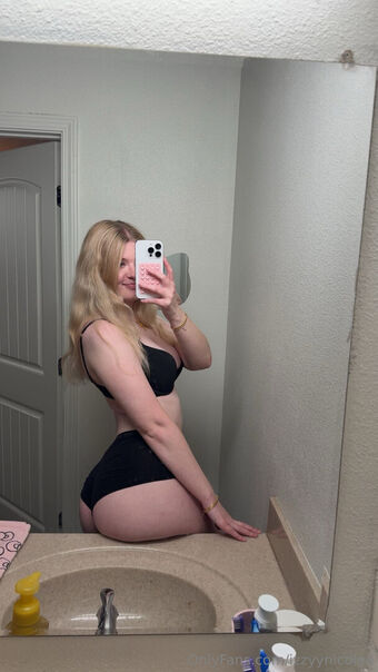 izzyynicolee