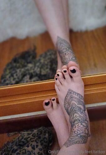 lady.feet.tattoo