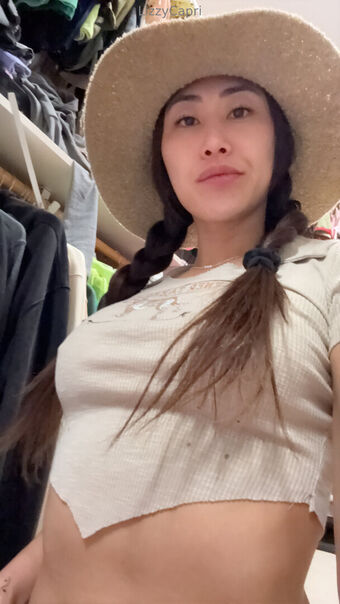 Lizzy Capri