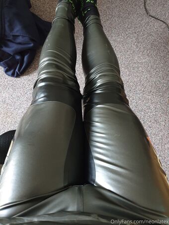 neonlatex Fotografii Nud Scurse OnlyFans 13