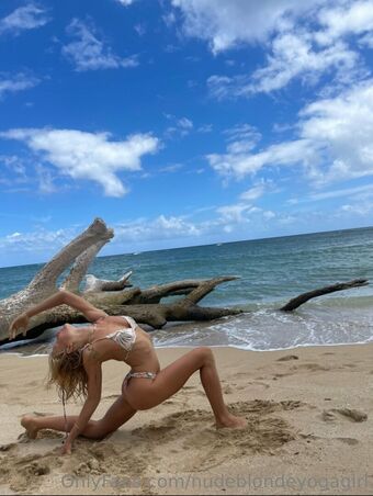 nudeblondeyogagirl